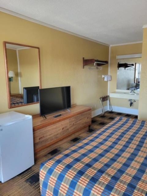 Smokies Inn - New Linens & Ultrafast WIFI - Friendliest Hospitality Guaranteed! Motel in Sevierville