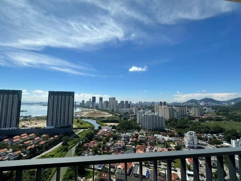 LM HomeyA 3 BdRm Coastline View condo for 4-14 Pax with Netflix & Coway Water Purifier Condo in Tanjung Bungah