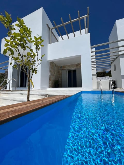 Property building, Day, Pool view, Swimming pool