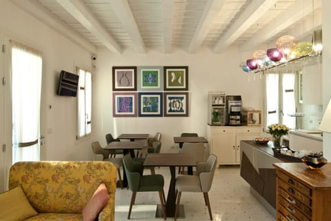 Restaurant/places to eat, Communal lounge/ TV room, Communal kitchen