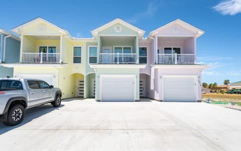 Beautiful New 3 Bedroom Townhouse w/ Private Pool House in North Padre Island