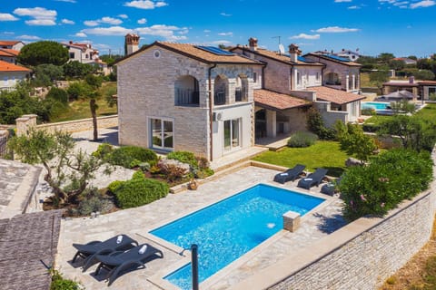 Property building, Patio, Day, Neighbourhood, Garden, Garden view, Pool view, Street view, Swimming pool, sunbed