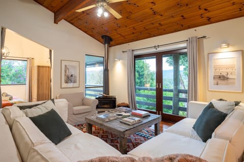 Currumbin Valley - 5BR Hideaway with Mountain Views and Fireplace Maison in Tallebudgera