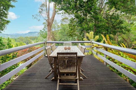 Currumbin Valley - 5BR Hideaway with Mountain Views and Fireplace Casa in Tallebudgera