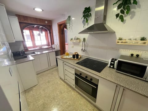 Sunny 3 bed apartment only 7 minute walk from beac Apartment in La Herradura