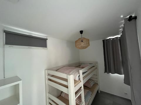 Bedroom, bunk bed