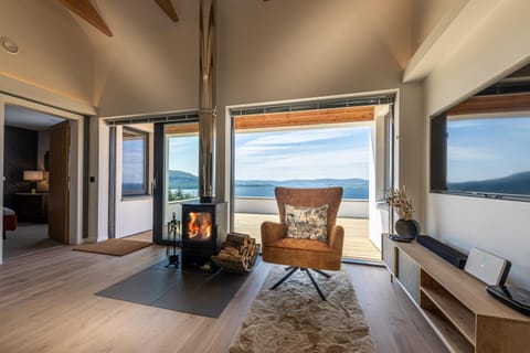 Natural landscape, TV and multimedia, View (from property/room), Living room, Seating area, Mountain view, Sea view, flat iron
