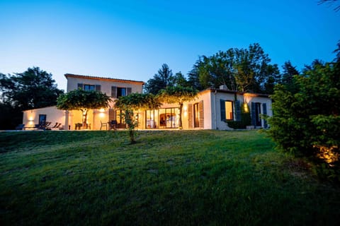 Bienvenue au Mas du Roulier, villa provençale avec vue hypnotique sur la chaine des Puys Villa in Thiers