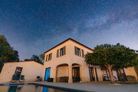 Bienvenue au Mas du Roulier, villa provençale avec vue hypnotique sur la chaine des Puys Villa in Thiers