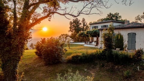 Bienvenue au Mas du Roulier, villa provençale avec vue hypnotique sur la chaine des Puys Villa in Thiers