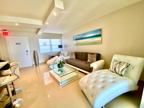 Premium Modern waterfront apartment with Miami Skyline view on the bay 5 mins drive to Miami Beach with free parking Condo in North Bay Village