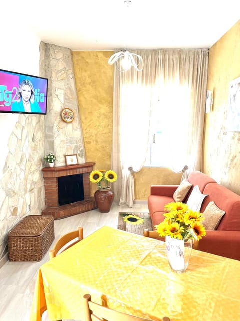 Communal lounge/ TV room, TV and multimedia, Living room, Seating area, Evening entertainment