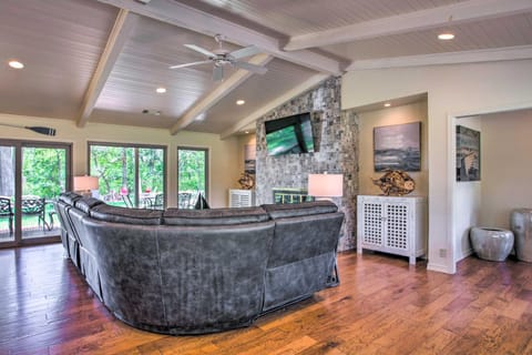 Tangled at Texoma Home with Private Hot Tub! House in Lake Texoma