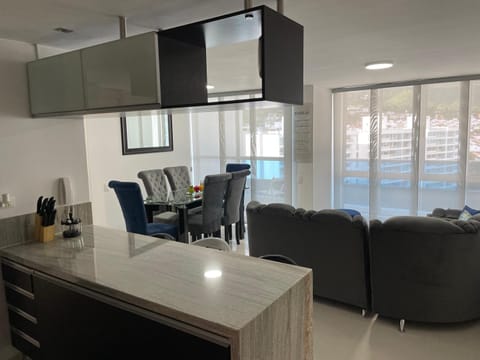 Ubicación ideal, Apartamento frente al CC Cacique Condo in Floridablanca