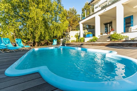 Property building, Day, Garden view, Pool view, sunbed