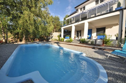 Property building, Patio, Day, Garden, Garden view, Pool view, Swimming pool, sunbed