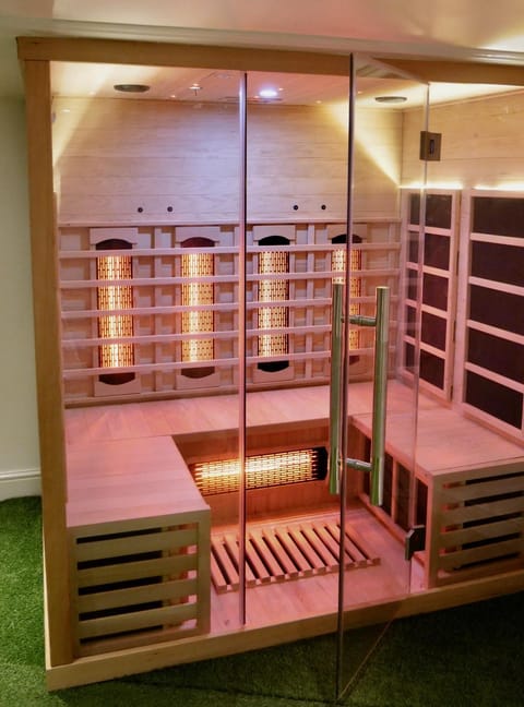 luxury 3 bathroom cinema and sauna Haus in Seaford
