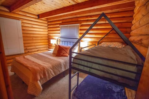 Large Elegant Reunion Cabin by Lake and Ski Resort Haus in Mammoth Creek