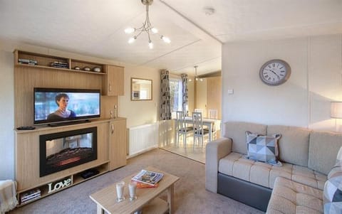 Communal lounge/ TV room, TV and multimedia, Living room, Seating area, Dining area