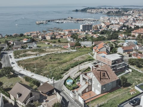 Property building, Day, Natural landscape, Bird's eye view, City view, Sea view, Street view, Location