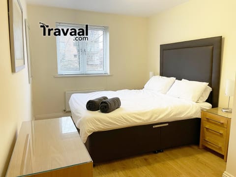 Travaal.©om - 2 Bed Serviced Apartment Farnborough Condo in Farnborough
