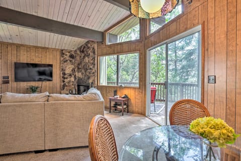 Lake Arrowhead Cabin with Mid-Century Charm! House in Lake Arrowhead