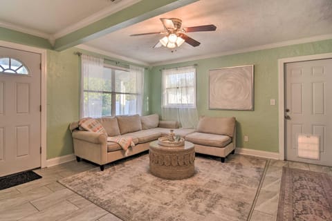 Family-Friendly, Pastel Gem with Private Pool! Haus in Pinellas Park