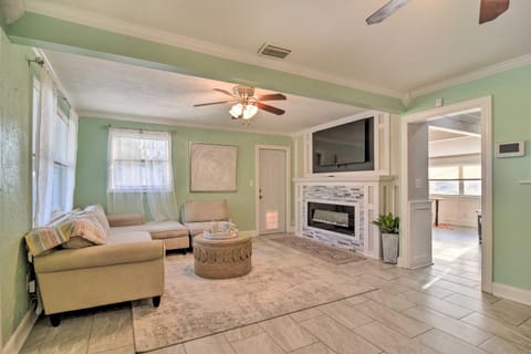 Family-Friendly, Pastel Gem with Private Pool! Maison in Pinellas Park