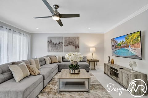 Modern 7 BR with Private Heated Pool House in Dania Beach