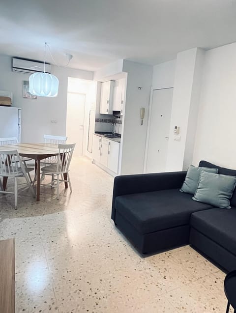 Dining area, pet friendly, air conditioner