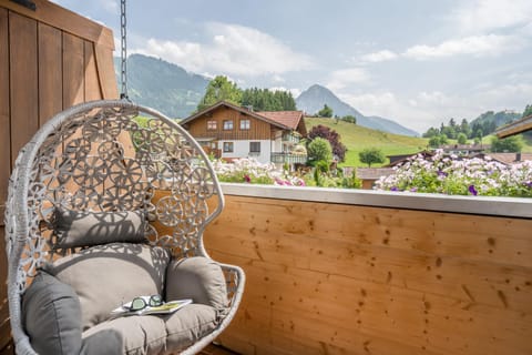 Spring, Day, Natural landscape, View (from property/room), Balcony/Terrace, Seating area, Mountain view