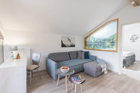 Photo of the whole room, Seating area