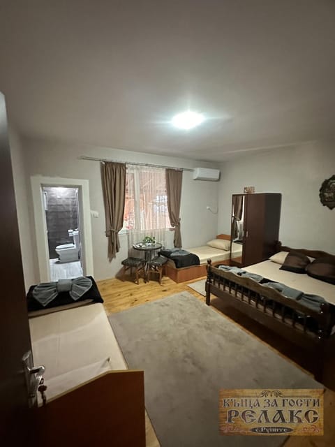 Toilet, Nearby landmark, Communal lounge/ TV room, Bed, Bathroom, TV and multimedia, Photo of the whole room, Bedroom, Garden view, Public Bath, Parking, internet, towels, wardrobe, air conditioner