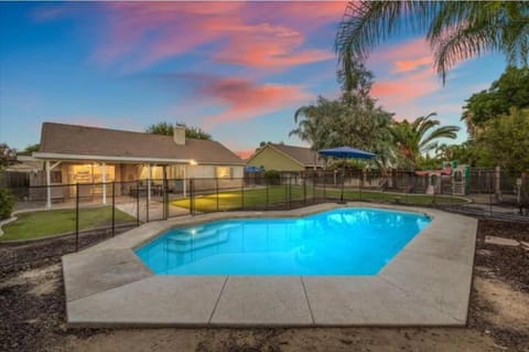 Revitalizing 3 Bedroom Home With Pool, Pet-Friendly, Wi-fi Villa in Bakersfield
