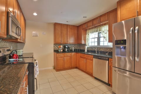 Cheerful 7 bedroom home, quick access 2 National harbor , washington DC Haus in Oxon Hill