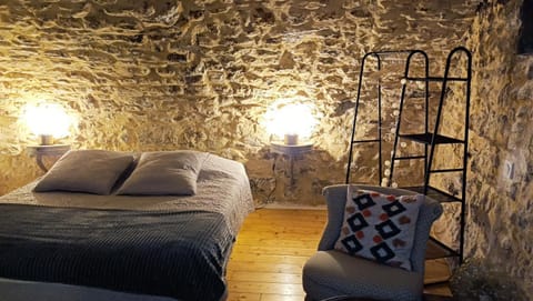 Bed, Living room, Photo of the whole room, Seating area, Bedroom