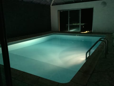 Gîte familial avec spa privatif & piscine chauffée Chalet in Verdun