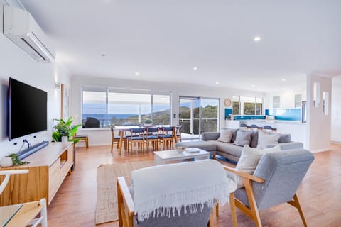 Becker Bliss - Ocean views, 5 bedrooms, sleeps 12 Casa in Forster