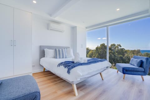 Becker Bliss - Ocean views, 5 bedrooms, sleeps 12 Haus in Forster