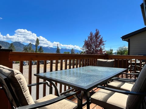 Perfect base Invermere 3bd townhouse mt views with garage Casa in Invermere