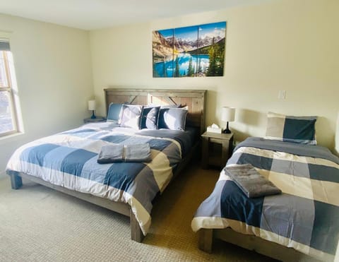 Perfect base Invermere 3bd townhouse mt views with garage Maison in Invermere