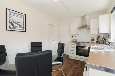 Alderton House - Spacious 3 Bed with Parking House in Nottingham