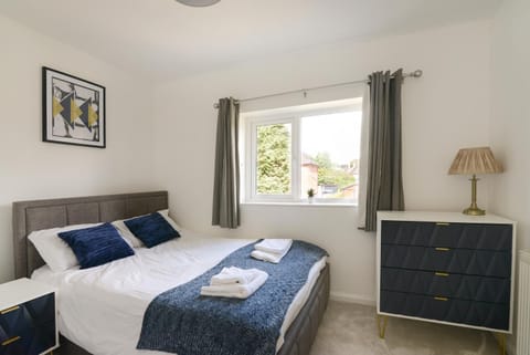 Alderton House - Spacious 3 Bed with Parking House in Nottingham