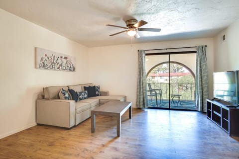 Bright Tucson Apartment about 7 Mi to Dtwn and UA! Condo in Casas Adobes