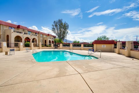 Bright Tucson Apartment about 7 Mi to Dtwn and UA! Condo in Casas Adobes