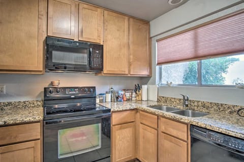 Pet-Friendly Tucson Townhome with Pool Access! House in Catalina Foothills