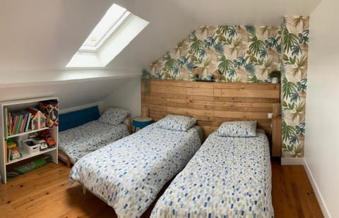 Property building, Bed, Bedroom