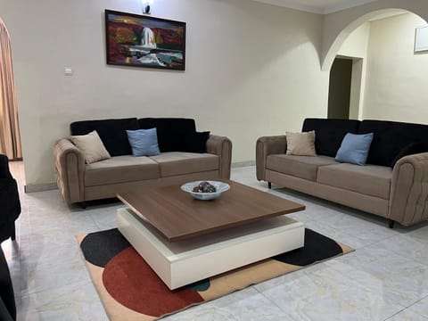 Well furnished and very spacious apartment in Wuye Wohnung in Abuja