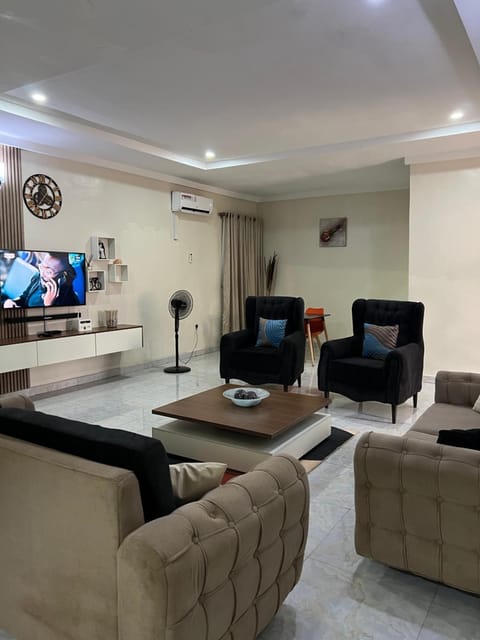 Well furnished and very spacious apartment in Wuye Apartamento in Abuja