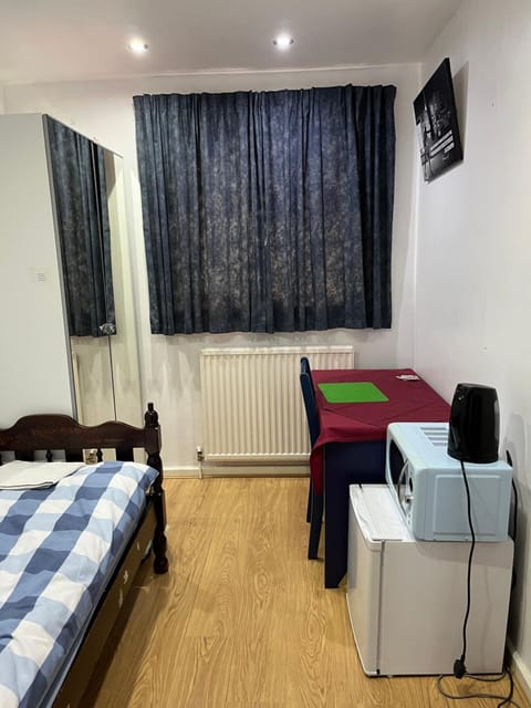 Comfortable single bedroom with free on site parking Vacation rental in Kingston upon Thames